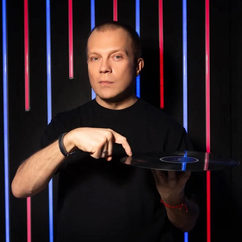 DJ Грув и робот Сигмабот